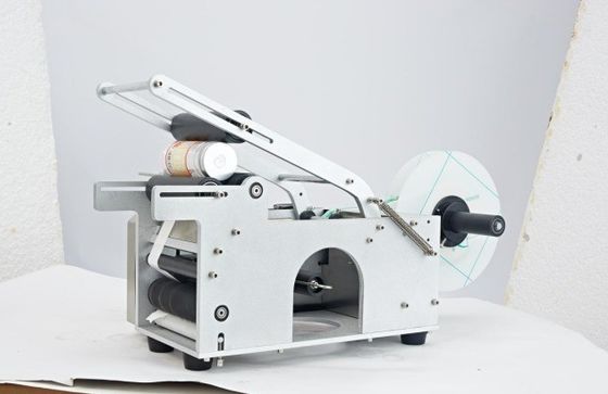 Máquina de rotulagem industrial semiautomática de garrafas para frascos redondos e latas